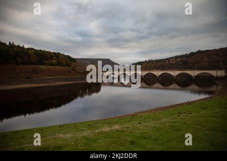 Bridge im Ladybower Reservoir mit Bamford Edge im Hintergrund, Derbyshire, Großbritannien. Stockfoto