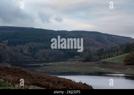 Aquädukt im Ladybower Reservoir, Derbyshire, Großbritannien. Stockfoto