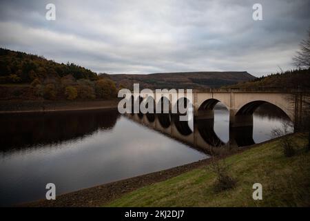 Bridge im Ladybower Reservoir mit Bamford Edge im Hintergrund, Derbyshire, Großbritannien. Stockfoto