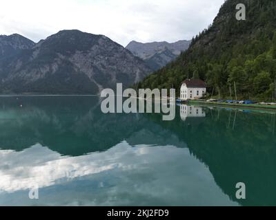 See in Tirol Österreich sauberes, stilles Wasser am frühen Morgen Dröhnen aus der Vogelperspektive Stockfoto