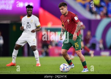 DOHA, KATAR - NOVEMBER 24: Otavio von Portugal läuft mit dem Ball während des Spiels Gruppe H - FIFA Weltmeisterschaft Katar 2022 zwischen Portugal und Ghana im Stadion 974 am 24. November 2022 in Doha, Katar (Foto von Pablo Morano/BSR-Agentur) Kredit: BSR-Agentur/Alamy Live News Kredit: BSR Agency/Alamy Live News Stockfoto