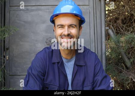 Arbeiter trägt blaues Uniformporträt Stockfoto