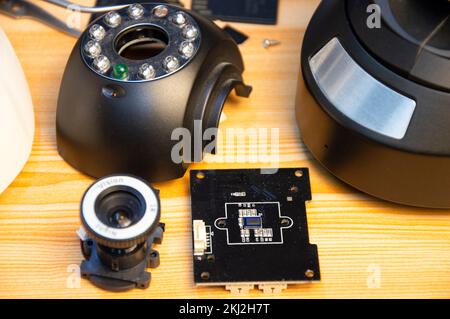 Entfernen Sie die ip-Kamera, um das cctv zu reparieren Stockfoto