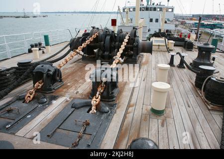 Absperrpfosten und Dampfwinde auf dem erhaltenen Dampfschiff SS 'Shieldhall', Southampton Docks, Hampshire, Großbritannien Stockfoto