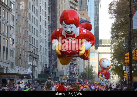 Ballons während der Macy's Thanksgiving Parade im Central Park South in New York, NY, am 24. November 2022. Foto: Charles Guerin/ABCAPRESS.COM Stockfoto