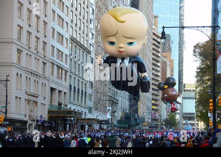Ballons während der Macy's Thanksgiving Parade im Central Park South in New York, NY, am 24. November 2022. Foto: Charles Guerin/ABCAPRESS.COM Stockfoto