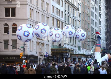 Ballons während der Macy's Thanksgiving Parade im Central Park South in New York, NY, am 24. November 2022. Foto: Charles Guerin/ABCAPRESS.COM Stockfoto