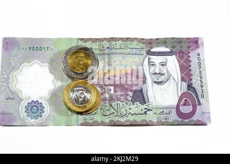 Auf der anderen Seite des neuen Polymers 5 SAR fünf Saudi-Arabien riyals Bargeld Banknotenstückelserie 1441 AH ist die Shaybah-Ölraffinerie in Rub' al Khali, Verwandte Stockfoto