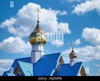 Teilweise Blick auf die orthodoxe Kirche unter dem blauen bewölkten Himmel Stockfoto