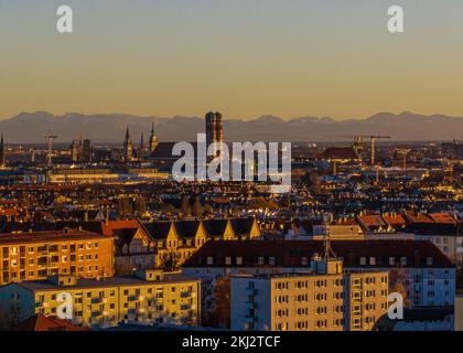 Frauenkirche gegen das Alpenpanorama in München Stockfoto