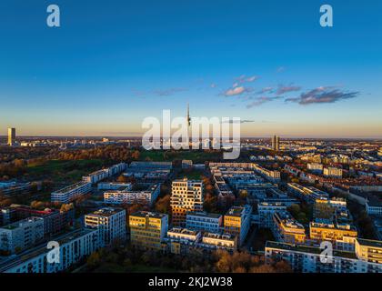 Blick auf den Olympiaturm mit Wohnhäusern zu seinen Füßen in München, Deutschland, Stockfoto