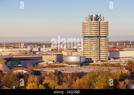 MÜNCHEN, BAYERN, DEUTSCHLAND 23. NOVEMBER 2022: Außenansicht des BMW-Hauptquartiers, Vierzylinderturm, in der Nähe des Münchner Olympiaparks und der BMW-Welt Stockfoto