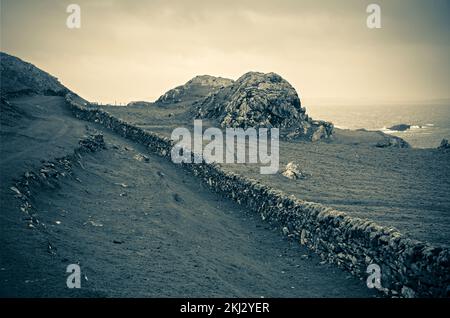 Irland, Inishbofin, eine Insel auf den westlichsten Inseln vor der irischen Küste, trockene Steinmauern Stockfoto