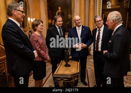 König Karl III. Wird von Gouverneur von Südaustralien, Frances Adamson, Rod Bunten, ehemaliger Agent General von Südaustralien, Bill Muirhead, Dienstbote General von Südaustralien, der rechte Hon David Ridgway und Mr. Peter Flavel im Buckingham Palace, London. Foto: Donnerstag, 24. November 2022. Stockfoto