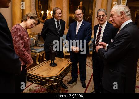 König Karl III. Wird von Gouverneur von Südaustralien, Frances Adamson, Rod Bunten, ehemaliger Agent General von Südaustralien, Bill Muirhead, Dienstbote General von Südaustralien, der rechte Hon David Ridgway und Mr. Peter Flavel im Buckingham Palace, London. Foto: Donnerstag, 24. November 2022. Stockfoto