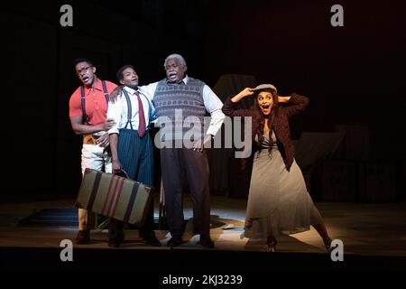 l-r: Donovan Singletary (Harry Bailey), Frederick Ballentine (George Bailey), Ronald Samm (Onkel Billy Bailey), Danielle de Niese (Clara) in IT's A WONDERFUL LIFE in English National Opera (ENO), London Coliseum, London WC2 25/11/2022 Musik: Jake Heggie libretter to: Gabelle Paile Conducement Design: Andreas Fuchs Choreograph und Regisseur: Aletta Collins Stockfoto