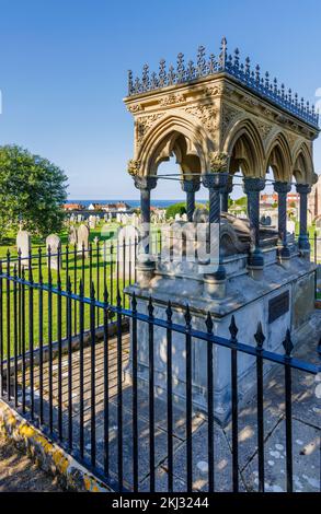 Das Denkmal für Grace Darling auf dem Friedhof der St. Aidan's Church in Bamburgh, einem Dorf in Northumberland an der Nordostküste Englands Stockfoto