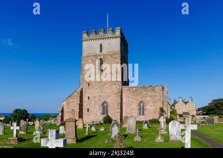 St. Aidan's Church in Bamburgh, ein Dorf in Northumberland an der Nordostküste Englands, das das Denkmal für Grace Darling enthält Stockfoto