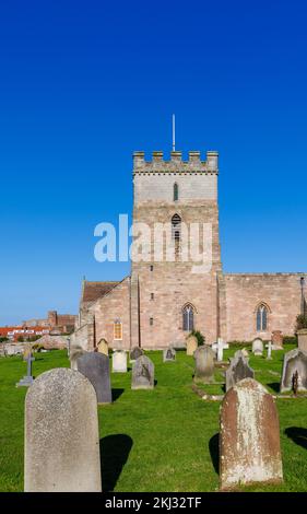 St. Aidan's Church in Bamburgh, ein Dorf in Northumberland an der Nordostküste Englands, das das Denkmal für Grace Darling enthält Stockfoto