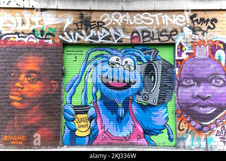 Farbenfrohe Wandgemälde in einer Stadtstraße in Shoreditch, London, Großbritannien, E1, vom Künstler Ayo Blake. Stockfoto