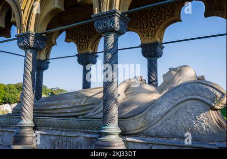 Das Denkmal für Grace Darling auf dem Friedhof der St. Aidan's Church in Bamburgh, einem Dorf in Northumberland an der Nordostküste Englands Stockfoto