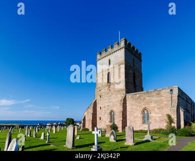 St. Aidan's Church in Bamburgh, ein Dorf in Northumberland an der Nordostküste Englands, das das Denkmal für Grace Darling enthält Stockfoto