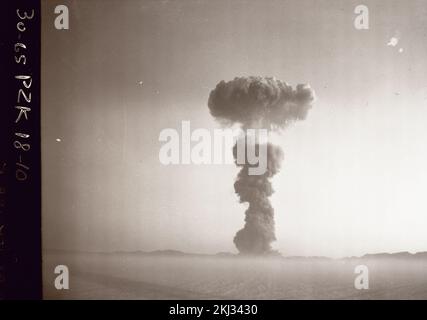 Projekt 30-65 - Detonation Von Operation Plumbob (Nevada Testgelände) STOKES Wolke, Bodenansicht. Fotografien von atmosphärischen Nuklearversuchen auf Pacific Island und Nevada Testgelände. Stockfoto