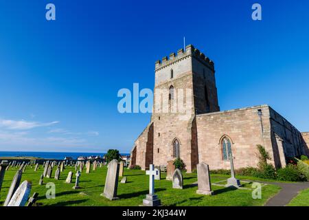 St. Aidan's Church in Bamburgh, ein Dorf in Northumberland an der Nordostküste Englands, das das Denkmal für Grace Darling enthält Stockfoto