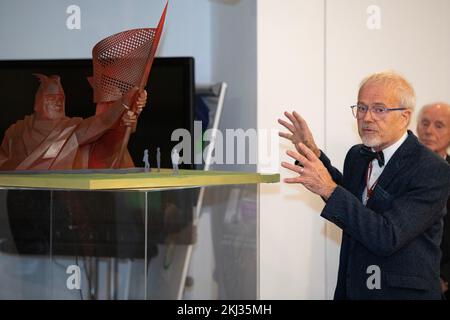 Edinburgh, Schottland, Großbritannien. 24. November 2022 ABBILDUNG: Skulptur - Malcolm Robertson. Hüter des Scotland Trust, dessen Treuhänder ich bin. Der Trust ist eine Wohltätigkeitsorganisation, die gegründet wurde, um eine neue Gedenkstätte für William Wallace und Andrew Moray an der Stirling Bridge zu schaffen. Während Wallace an verschiedenen Orten in Schottland in einer Statue geehrt wird, ist sein Mitführer in dieser Schlacht, Andrew Moray, jetzt weitgehend vergessen, und der Trust wollte sicherstellen, dass er angemessen anerkannt wird. Der Bildhauer Malcolm Robertson hat ein Design für das Denkmal „Brüder in Waffen“ entworfen und einen maque vorbereitet Stockfoto