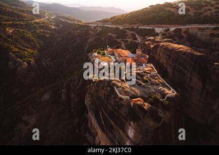 Luftaufnahme von der Drohne des Klosters in Meteora, Griechenland Goldene Stunde Sonnenuntergang Sonnenaufgang Stockfoto