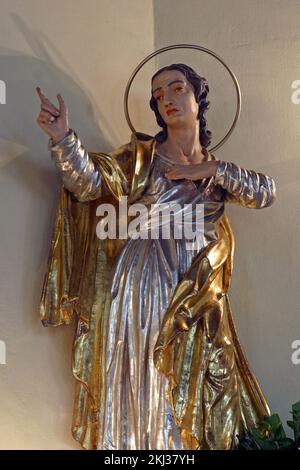 Johannes unter dem Kreuz, Statue auf dem Hauptaltar in der Pfarrkirche der Heiligen Kreuzung in Kravarsko, Kroatien Stockfoto
