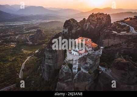 Luftaufnahme von der Drohne des Klosters in Meteora, Griechenland Goldene Stunde Sonnenuntergang Sonnenaufgang Stockfoto