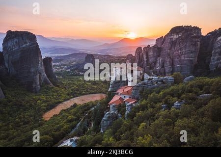Luftaufnahme von der Drohne des Klosters in Meteora, Griechenland Goldene Stunde Sonnenuntergang Sonnenaufgang Stockfoto