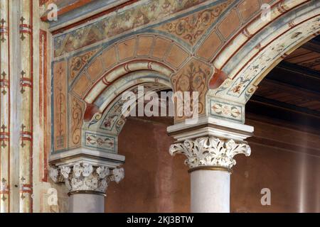 Säulen in der griechisch-katholischen Kathedrale der Heiligen Dreifaltigkeit in Krizevci, Kroatien Stockfoto