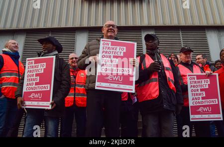 London, Großbritannien. 24.. November 2022 CWU-Generalsekretär DAVE WARD tritt vor dem Royal Mail Camden Delivery Office in die Streitkräfte ein. Die Union der Kommunikationsarbeiter (CWU) begann ihre Streikaktion noch vor dem Black Friday, da die Postangestellten weiterhin über die Lohn- und Beschäftigungsbedingungen hinausgehen. Stockfoto