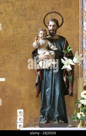 St. Joseph mit dem Kind Jesus, Statue auf dem Altar in der Pfarrkirche St. Anne in Krizevci, Kroatien Stockfoto