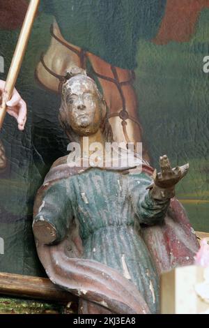 Johannes unter dem Kreuz, Statue auf dem Hauptaltar in der Pfarrkirche unserer Lieben Frau von Kärnten in Krizevci, Kroatien Stockfoto