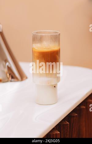 Ein vertikaler Schuss eines Eiskaffees in einem Glasbecher. Stockfoto