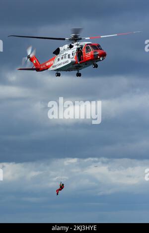 Ein rot-weißer Hubschrauber, der im blauen Himmel fliegt, Bray Air Display Air Show Stockfoto