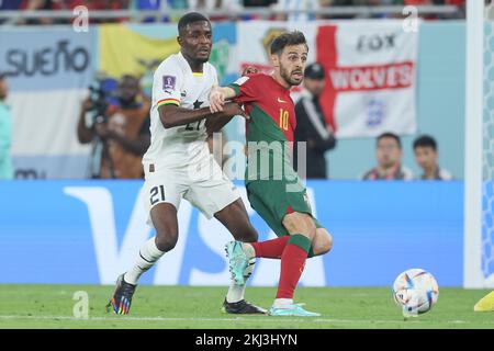 Ghanas Salis Abdul Samed und der portugiesische Bernardo Silva kämpfen bei einem Fußballspiel zwischen Portugal und Ghana am Donnerstag, den 24. November 2022, in Gruppe H der FIFA-Weltmeisterschaft 2022 in Doha, Staat Katar, um den Ball. BELGA FOTO BRUNO FAHY Kredit: Belga News Agency/Alamy Live News Stockfoto