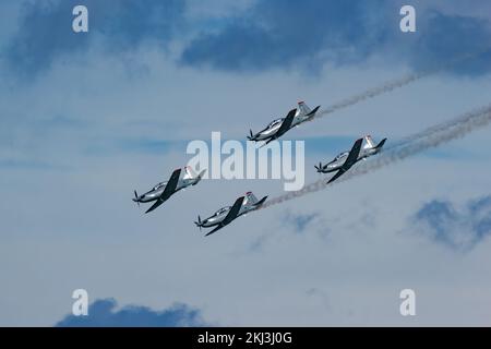 Die silbernen Flugzeuge fliegen über den blauen Himmel während der Bray Air Display Air Show 2022 Stockfoto