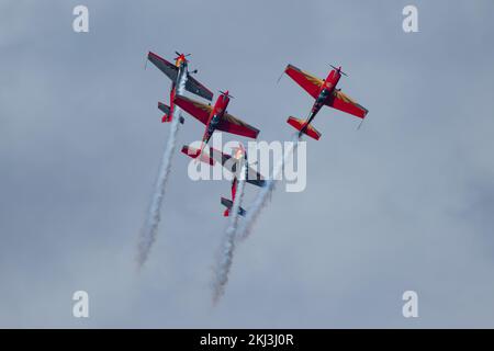 Ein kleiner Winkel von roten Falcons während der Bray Air Display Air Show 2022 Stockfoto