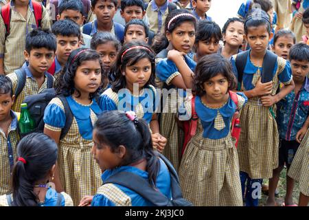 Schulgruppe Kinder stehen in der Schule Stockfoto