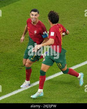 Portugals Cristiano Ronaldo (links) feiert beim FIFA-Weltmeisterschaftsspiel der Gruppe H im Stadium 974 in Doha, Katar, das erste Tor seiner Seite. Foto: Donnerstag, 24. November 2022. Stockfoto