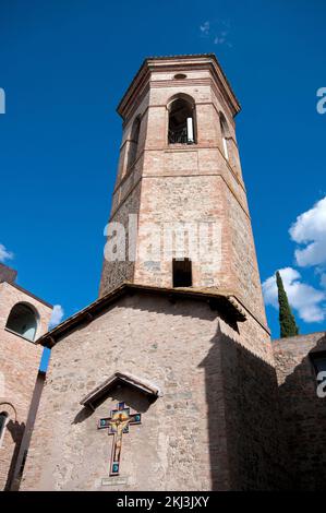 Polygonaler Glockenturm (1842) der antiken Kirche des Heiligen Franziskus, Dorf Deruta, Perugia, Umbrien, Italien Stockfoto