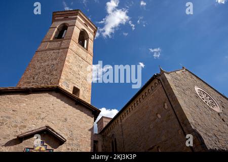 Alte Kirche des Heiligen Franziskus und polygonaler Glockenturm (1842), Dorf Deruta, Perugia, Umbrien, Italien Stockfoto