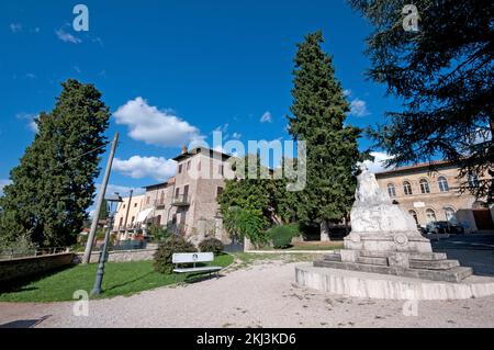 Milziade Magnini-Gärten mit Gedenkstätte für den Ersten Weltkrieg (vom peruanischen Bildhauer Torquato Tamagnini) im Dorf Deruta, Perugia, Umbrien, Italien Stockfoto