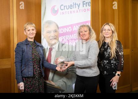 REDAKTIONELLER GEBRAUCH NUR Gill Lee (zweite Rechte), Westminster Office Manager des verstorbenen Sir David Amess, nimmt den Lord Houghton Award für herausragenden Tierschutz im Namen von Sir David an, präsentiert von Claire Fletcher (rechts), Director of Sustainable Business, und Kerry Postlewhite (links), Direktor für Regierungs- und Regulierungsangelegenheiten. Foto: Donnerstag, 24. November 2022. Stockfoto