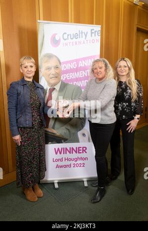 REDAKTIONELLER GEBRAUCH NUR Gill Lee (zweite Rechte), Westminster Office Manager des verstorbenen Sir David Amess, nimmt den Lord Houghton Award für herausragenden Tierschutz im Namen von Sir David an, präsentiert von Claire Fletcher (rechts), Director of Sustainable Business, und Kerry Postlewhite (links), Direktor für Regierungs- und Regulierungsangelegenheiten. Foto: Donnerstag, 24. November 2022. Stockfoto