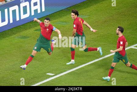 Portugals Cristiano Ronaldo (links) feiert beim FIFA-Weltmeisterschaftsspiel der Gruppe H im Stadium 974 in Doha, Katar, das erste Tor seiner Seite. Foto: Donnerstag, 24. November 2022. Stockfoto